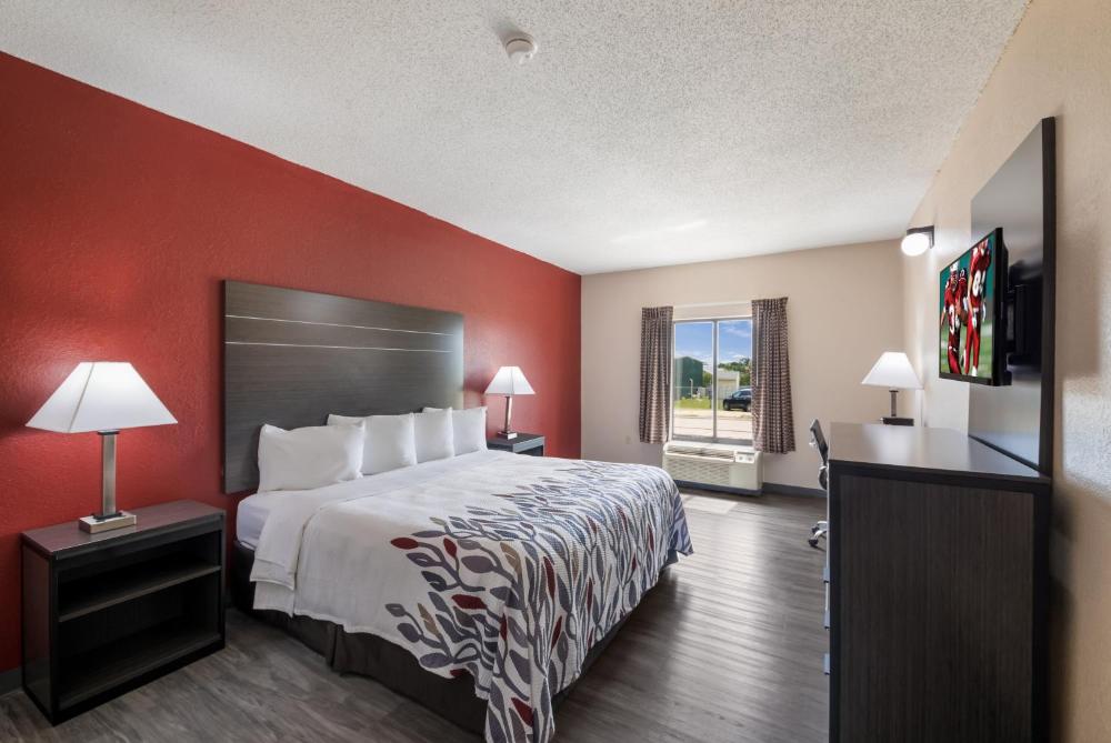 Superior King Room Disability Access/Roll-In Shower Non Smoking interior